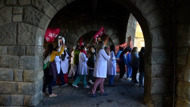 Los trabajadores de la salud marcharon al Centro Cívico donde permanecieron unos pocos minutos. Foto: Chino Leiva