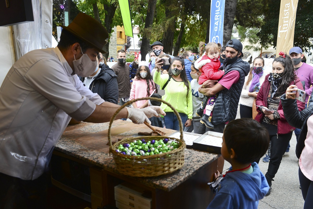 Cada chocolatería de Bariloche sumó su propuesta a la fiesta, con el eje en los niños. Foto: Chino Leiva