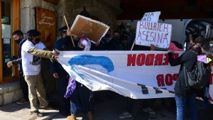 Incidentes en manifestación de repudio por la presencia de Patricia Bullrich en Bariloche