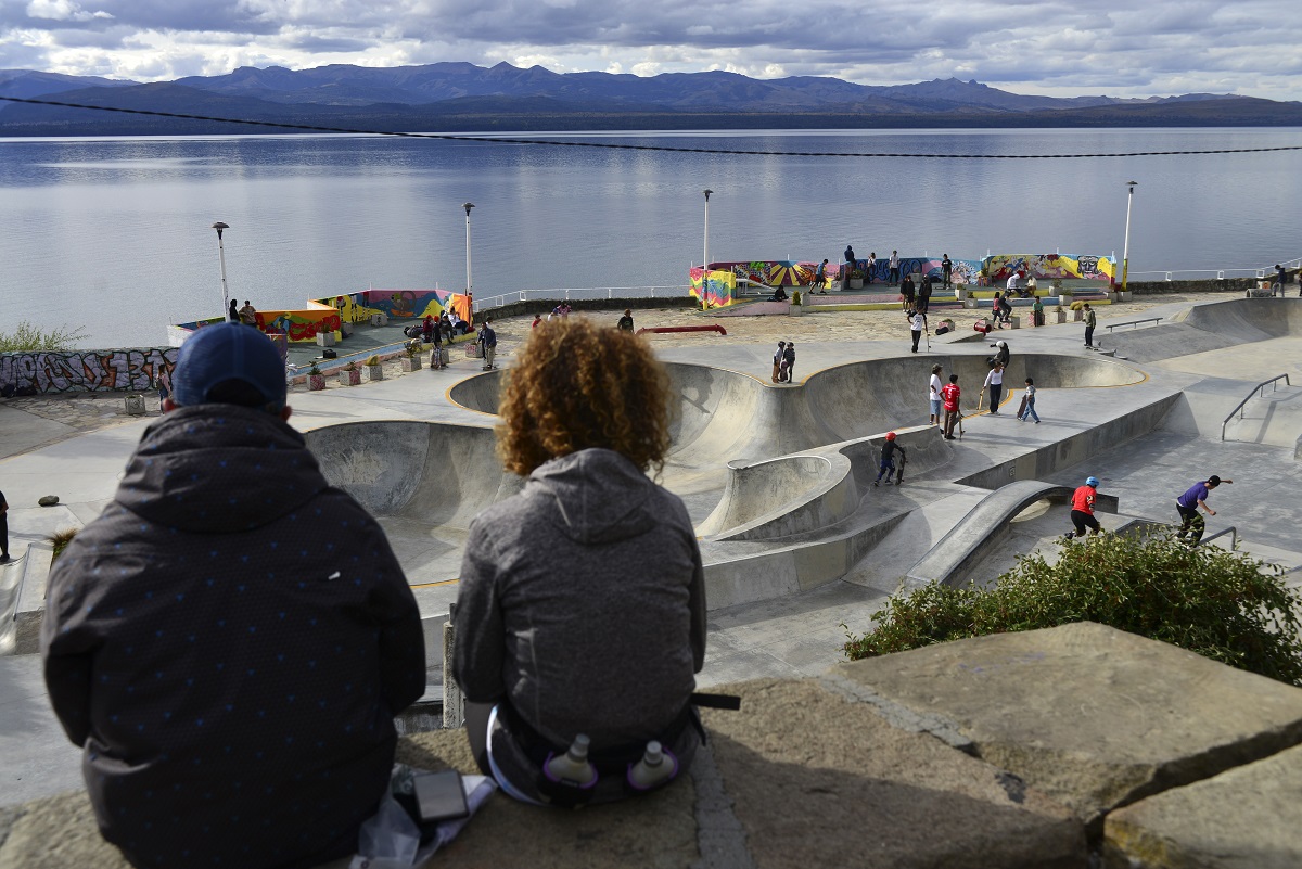 El skate park nuclea a decenas de jóvenes todos los días, desde muy temprano. Estará cerrado de manera temporal. Foto Archivo: Chino Leiva