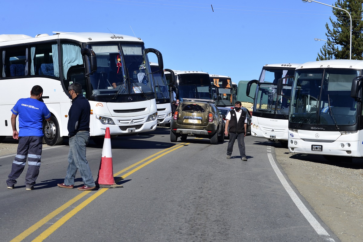 Con los colectivos de transporte de turistas cruzados en la ruta 40, protesta el sector que reclama ayudas del Estado. Foto: Alfredo Leiva