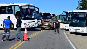 Suspensión de viajes grupales: transportistas de Bariloche cortaron la ruta 40