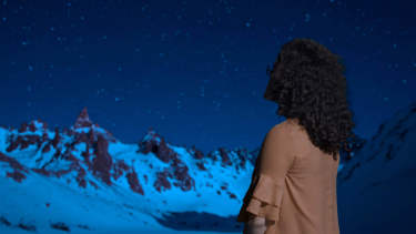 El documental está protagonizado por Clara Micheletti, una niña rosarino que era parte de Proyecto Miradas, un taller de astronomía para chicos tratada desde lo lúdico y lo experimental