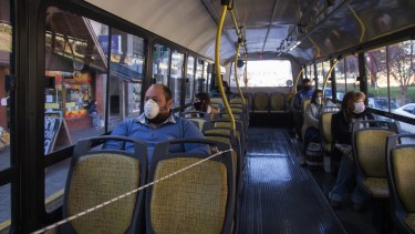 Una de las diferencias en las restricciones está en el transporte público, que en Bariloche sigue sin ninguna restricción. Archivo