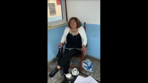 Una mujer se encadenó en la cooperativa de Plottier