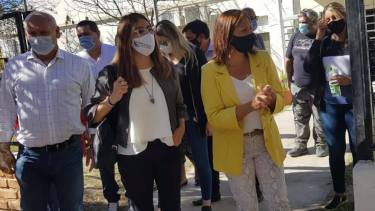 Carreras recorrió las obras de ampliación que se ejecutaron en el Centro de Salud de Mainqué. (Foto gentileza)