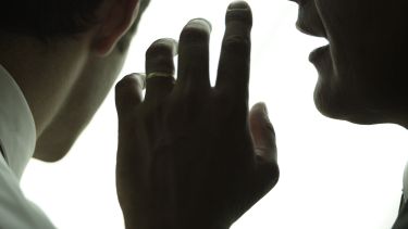 Los comentarios maliciosos sobre conductas ajenas pueden ser un lugar cómodo, pero porque implican una ausencia del ejercicio de mirarnos a nosotros mismos.