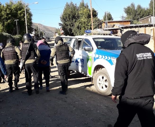 Personal de la Policía de Río Negro detuvo este jueves al sospechoso durante un allanamiento en un domicilio del Alto de Bariloche. (Foto gentileza prensa policial)