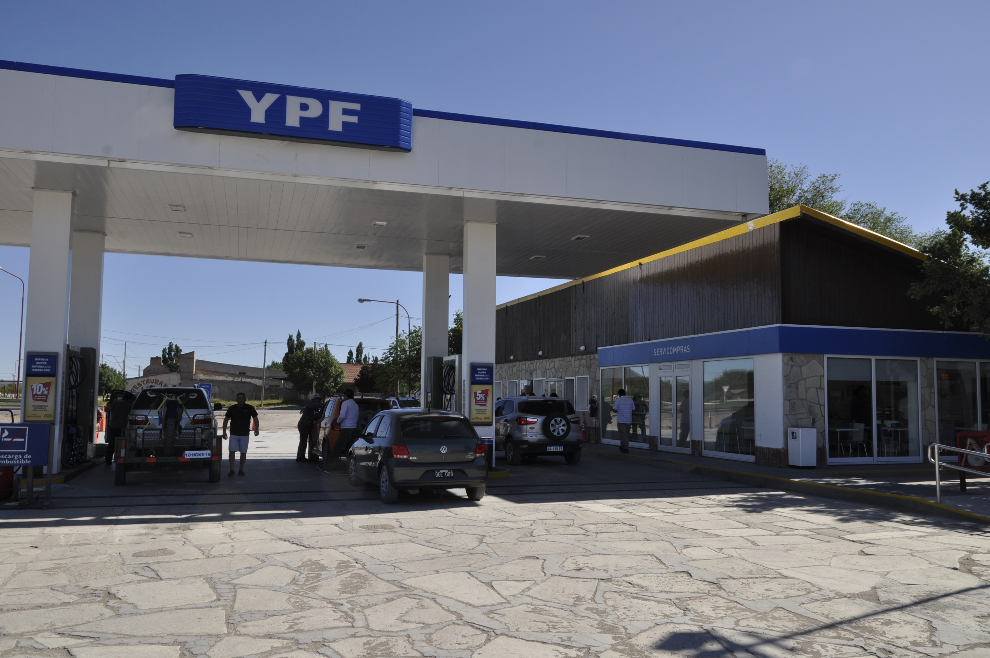 La única estación de servicios de Los Menucos no tiene combustible desde hace dos días. Foto: José Mellado.