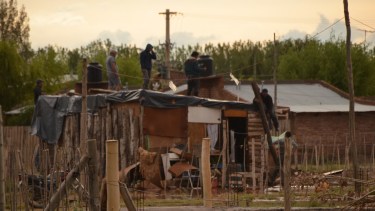 En la nueva toma los vecinos sufrieron el agua, que entro por los techos y por tierra. Foto Gino Avoledo