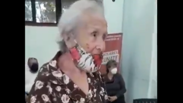 Dora cantó un tango para agradecerle a los enfermeros la aplicación de la vacuna. 