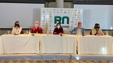 La gobernadora Arabela Carreras junto a los intendentes Gennuso y Balseiro anunciaron las nuevas medidas hasta el 13 de mayo.