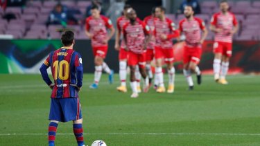 Granada dio el golpe en el Camp Nou.