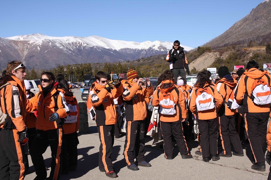 Los contingentes estudiantiles comienzan a llegar a Bariloche el domingo y no tienen garantizado el paseo en la nieve. Archivo