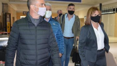 La exministra de Seguridad y presidenta del Pro, Patricia Bullrich, llegó pasadas las 13 al aeropuerto de Bariloche. Foto Gentileza
