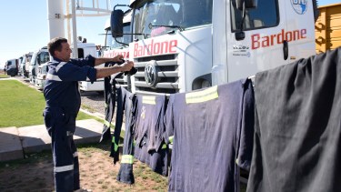 Varados. Cientos de camioneros y operarios quedaron atrancados durante días en los cortes de ruta de Añelo. (Foto: Florencia Salto)