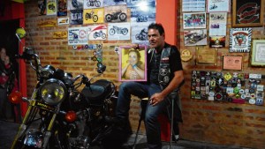 El motoquero que es intensamente buscado se contactó con su familia en Roca