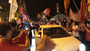 El recibimiento de la caravana en el centro de Neuquén. Foto: Emiliano Ortiz