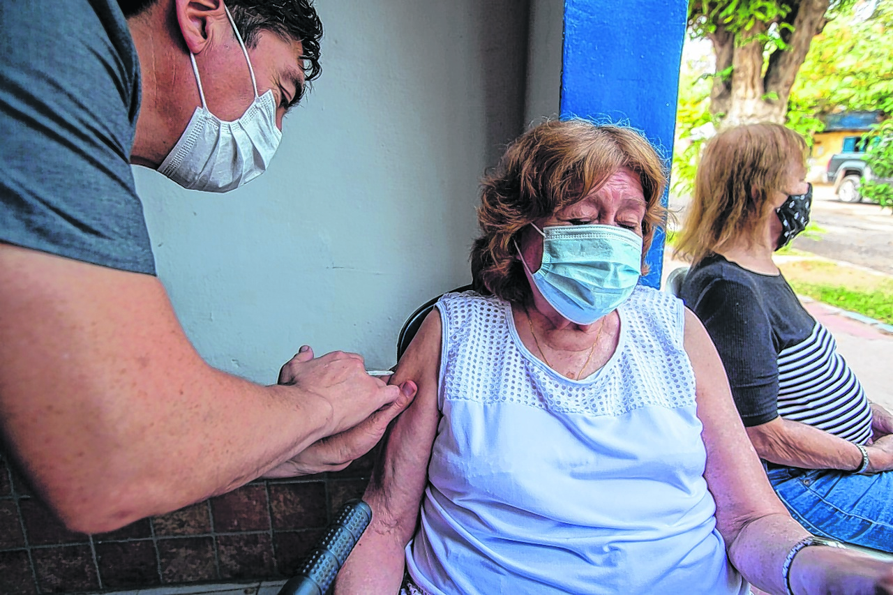 Los adultos mayores de 60 ya empezaron a ser vacunados en Roca. Foto: Juan Thomes