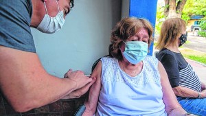 Adultos mayores: los que “no pueden esperar” la vacuna al filo de la segunda ola