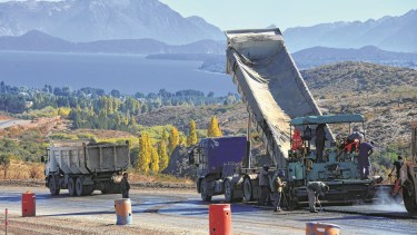 Vialidad Nacional dijo que la obra de la ruta 23 no se para por la pandemia y ya llega el asfalto a los últimos 4 km, en la cordillera. Foto: Alfredo Leiva
