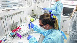 Sube la curva de contagios y el ritmo de testeos en el hospital de Roca