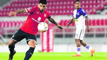 Silvio Romero comandará la ofensiva del Rojo ante Defensa y Justicia.