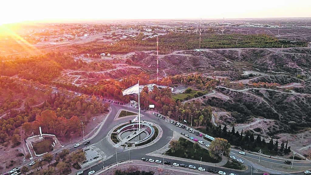 El área urbana protegida es uno de los puntos más altos del Alto Valle y se convierte en un sector estrátegico para las telecomunicaciones. Son cinco las torres.  Foto: Gentileza.