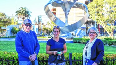Silvia y Osvaldo junto a su hija en pleno centro. Foto: Juan Thomes