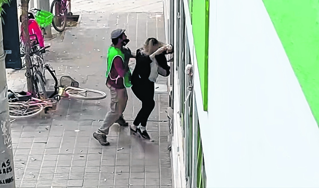 Un manifestante de ATE empuja a una empleada municipal. Foto: captura de video.