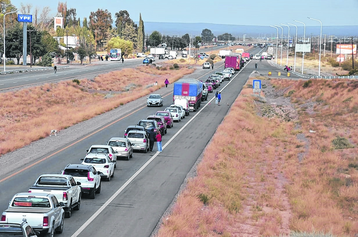 El corte de la ruta 22 en Arroyito generó extensas colas de vehículos en el inicio del fin de semana largo (Yamil Regules)