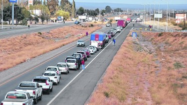El corte de la ruta 22 en Arroyito generó extensas colas de vehículos en el inicio del fin de semana largo (Yamil Regules)