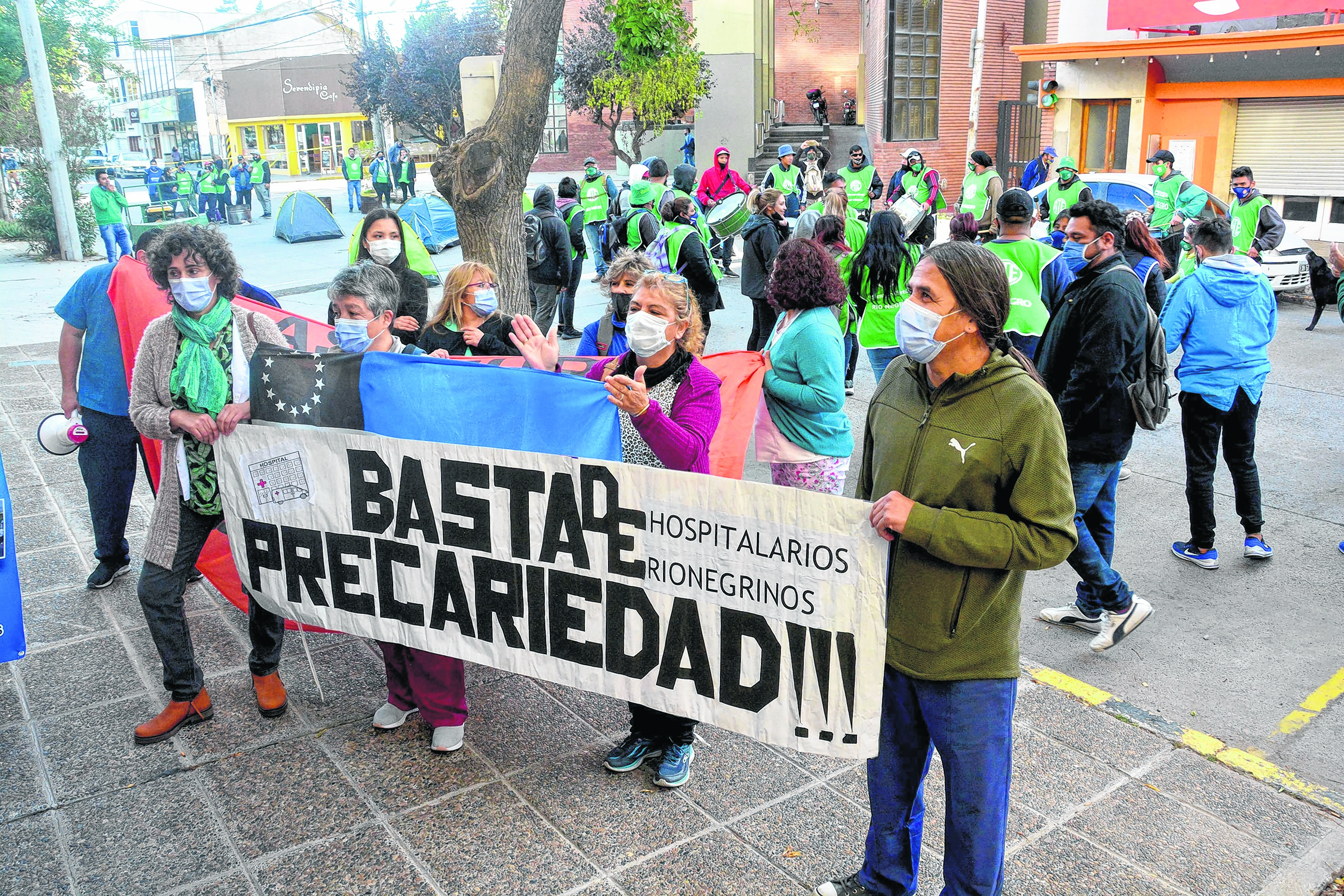 Asspur reclama mienras ATE celebra, ayer frente a la legislatura rionegrina. Foto: Marcelo Ochoa.