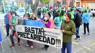 Asspur reclama mienras ATE celebra, ayer frente a la legislatura rionegrina. Foto: Marcelo Ochoa.