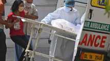 Imagen de Tragedia sanitaria en India: más de 300 mil casos diarios desbordan los hospitales