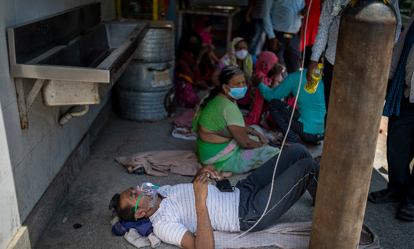 Las personas mueren por falta de oxígeno en hospitales saturados. Fotos: AP 