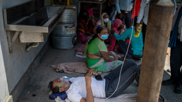 Las personas mueren por falta de oxígeno en hospitales saturados. Fotos: AP 