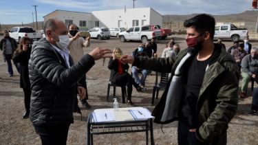 El intendente de Jacobacci, Carlos Toro le entrega las llaves del frigorífico al presidente de la Cooperativa J.J. Gómez, Felipe Gerbrán. Foto: José Mellado.