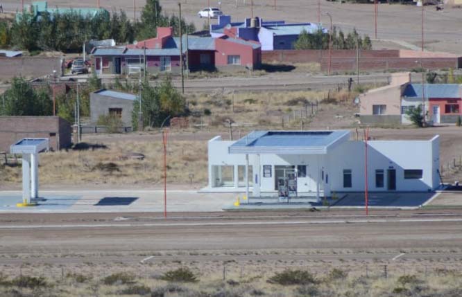La nueva estación de expendio de combustible quedó emplazada en el acceso oeste a Sierra Colorada, por la ruta nacional 23. Foto: Iván Huiliqueo.