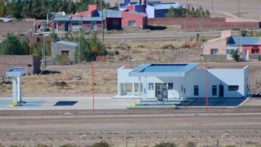 La nueva estación de expendio de combustible quedó emplazada en el acceso oeste a Sierra Colorada, por la ruta nacional 23. Foto: Iván Huiliqueo.