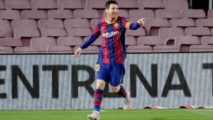 De la mano de Messi, Barcelona no se baja de la pelea en la Liga de España