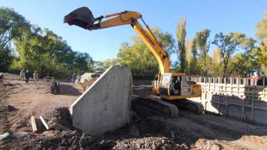 En ejecución los puentes sobre el camino vial del Paseo de la Costa, en la zona de humedales de Paimún al fondo, en el cruce con el río Limay (foto Oscar Livera)