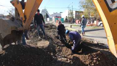 Los trabajos del EPAS para reemplazar las cañerías en Chocón y Olascoaga. Foto Archivo Oscar Livera.