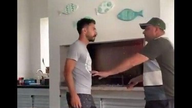 Nacho Scocco, furioso con un amigo que le quiso manejar el asado. 
