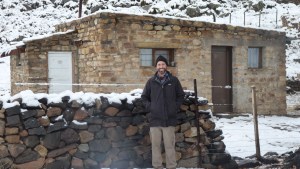 El biólogo que busca que zorros, pumas y humanos puedan convivir