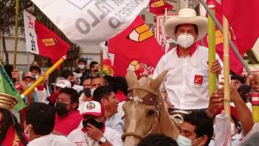 Castillo fue a votar montando una yegua que se puso nerviosa y corcoveó ante la aglomeración de personas.