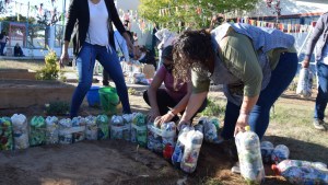 Con ecoladrillos fabricaron asientos y bancales en una UAF de Plaza Huincul