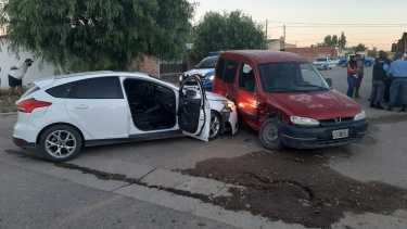 Robaron un auto en Cutral Co y los atraparon en Huincul tras una persecución que terminó con un choque