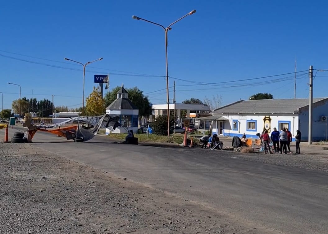 Despedidos del hospital cortan la ruta 22, en Plaza Huincul  (foto: archivo)