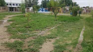 Con fondos de Nación proyectan construir veredas en la plaza del barrio 25 de Mayo. (Foto Néstor Salas)